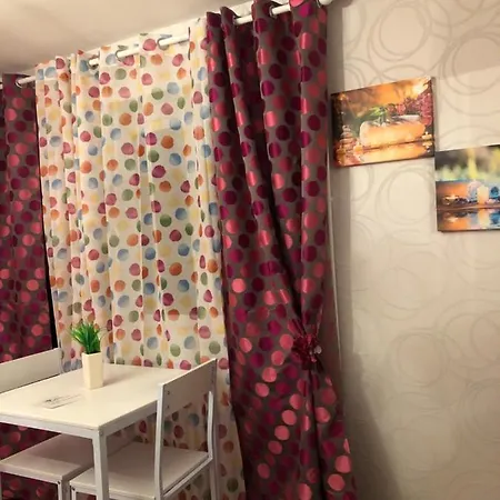 Проживание в семье Privees Ferry-port-place D'armes